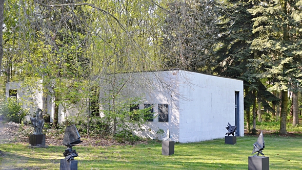 Galerie William Wauters en beelden in het groene terrein
